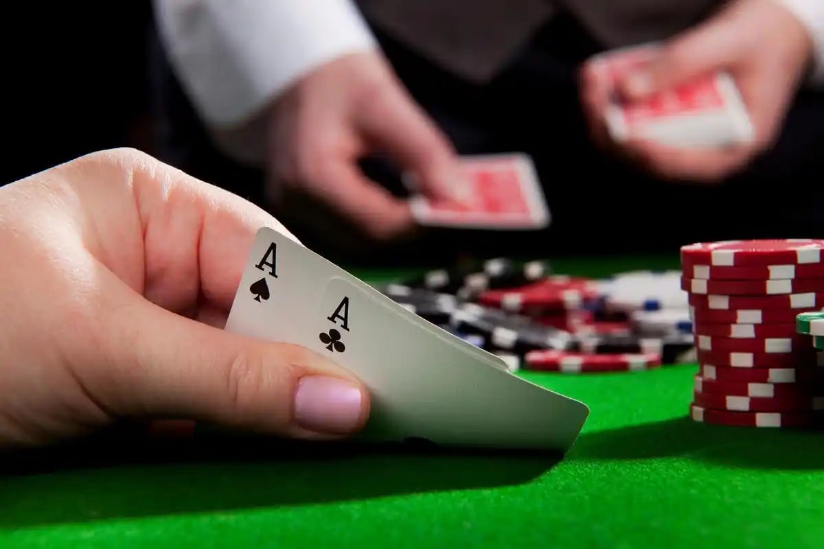 Studio dealer Allbet dengan kamera multi-sudut dan konsol dealer profesional